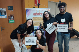 Graceanes em frente à sala de escape