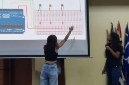 Graceane apresentando projetos do GRACE na semana do curso