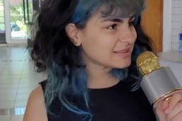 Graceane com um microfone