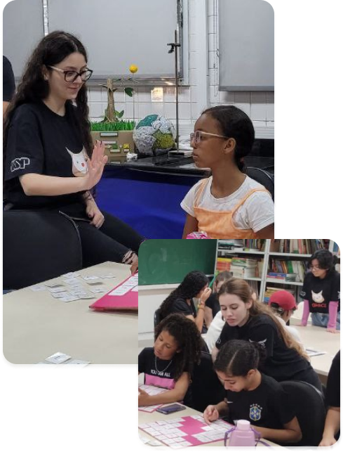 Membras do GRACE interagindo com crianças nas atividades