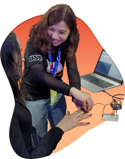 Menina sorrindo testando um circuito de Arduino