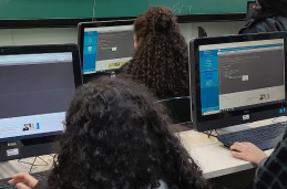 Estudantes em computadores