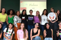 ALunas e professoras reunidas