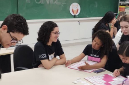 Graceanes em uma oficina com crianças do ensino fundamental